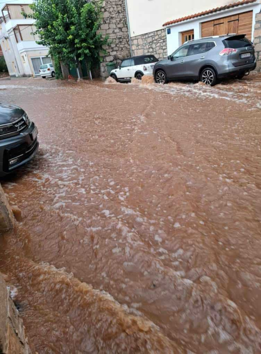 FOTO Nevrijeme najviše problema izazvalo u Vodicama, čitatelji nam šalju fotografije poplavljenih cesta i parkirališta iz cijelog Šibenika