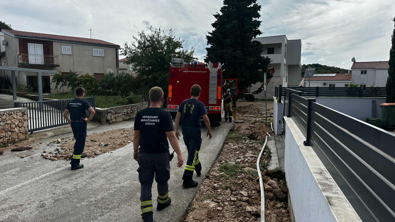 Vatrogasci bez predaha ispumpavaju podrume, kuće, prometnice