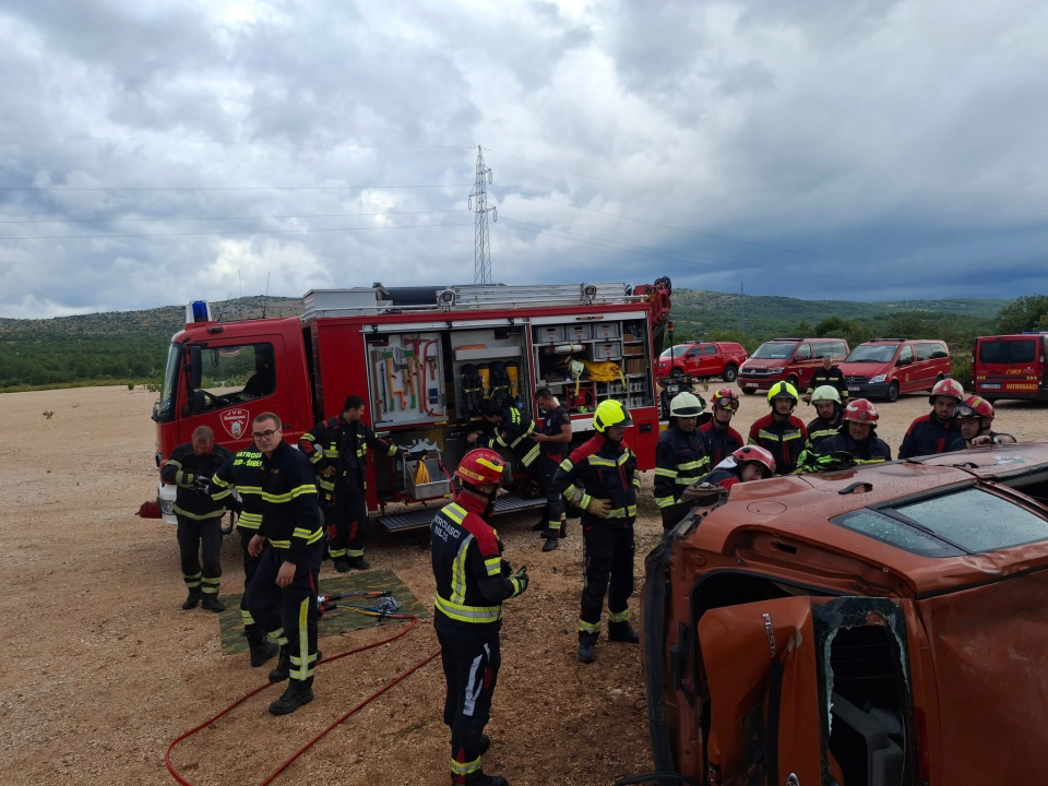 Članovi Vatrogasnih postrojbi iz županije usavršavali vještine spašavanja iz prometnih nesreća