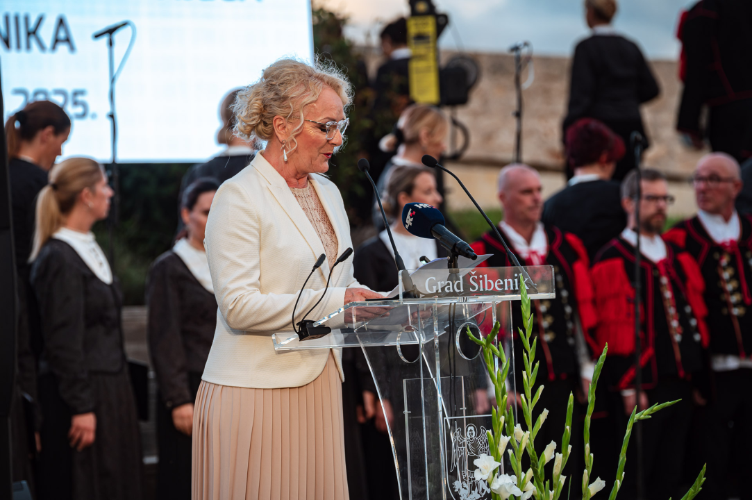 FOTO Franka Baranović Nagradu Grada Šibenika posvetila majci: 'Šibenik je utkan u moje gene i ovo je za mene posebna čast'