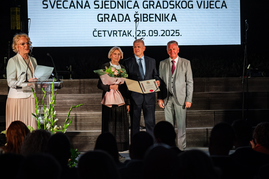 FOTO Franka Baranović Nagradu Grada Šibenika posvetila majci: 'Šibenik je utkan u moje gene i ovo je za mene posebna čast'
