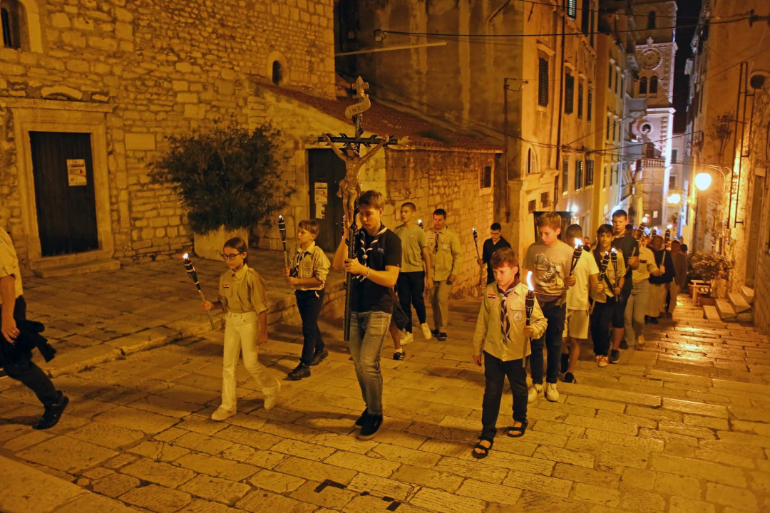 Mladi Šibenčani u procesiji za blagdan svetog Mihovila