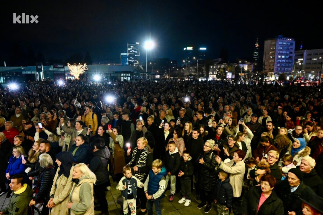 Sarajevo se oprašta od Halida Bešlića: Brojni građani uz suze i pjesmu odaju počast legendarnom pjevaču