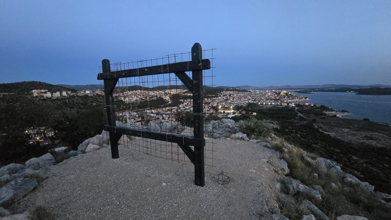 Panoramski pogled kroz rešetke: Popularni foto okvir na Smričnjaku postao neupotrebljiv