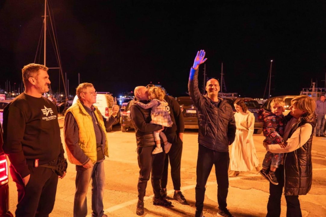 Robert stigao kući nakon uspješnog liječenja: Vodičani ga dočekali bakljadom i gromoglasnim pljeskom