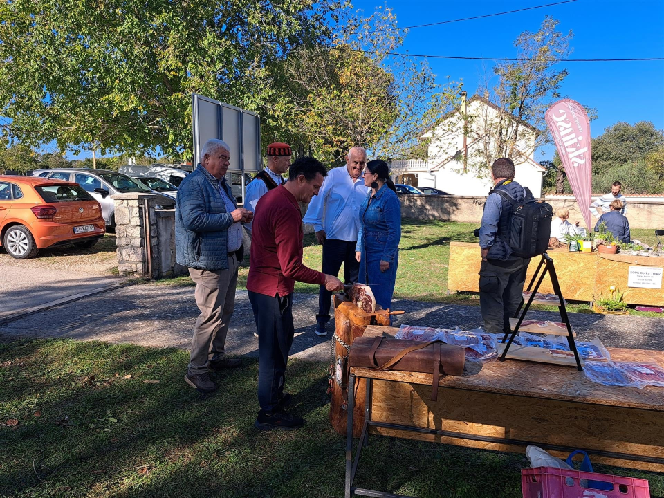 Pakovo selo dobit će 'Kuću drniškog pršuta': Županija i Grad Drniš potpisali ugovor o suradnji