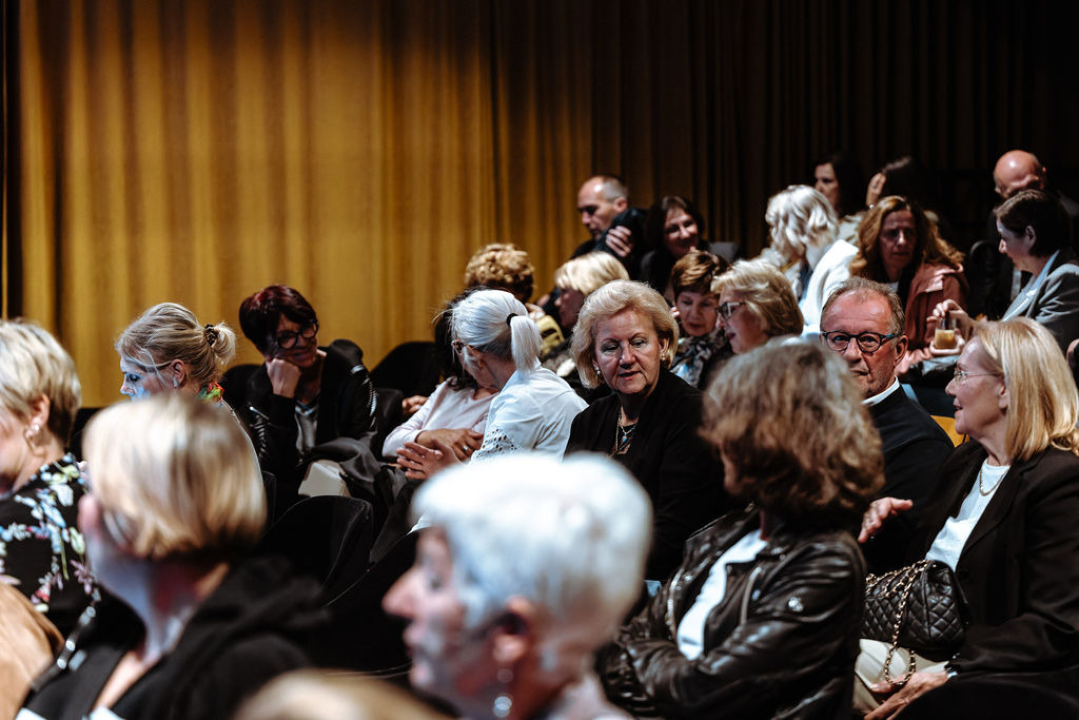 Amira Medunjanin otvorila novu sezonu u Kući umjetnosti Arsen, publika ju nagradila dugotrajnim pljeskom