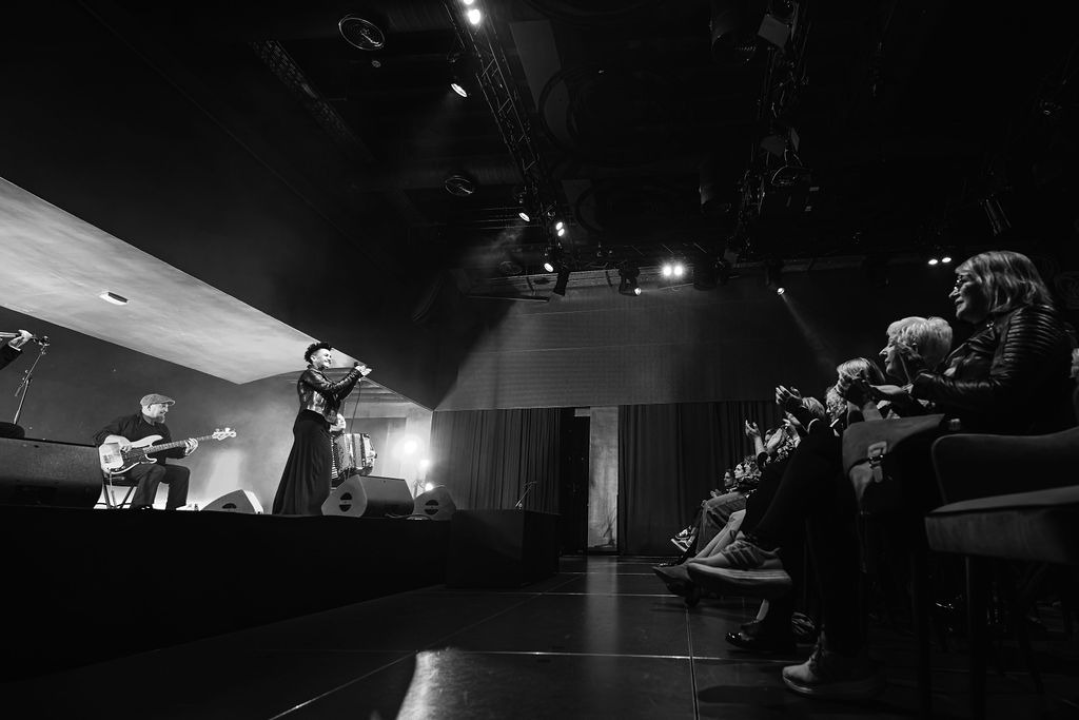 Amira Medunjanin otvorila novu sezonu u Kući umjetnosti Arsen, publika ju nagradila dugotrajnim pljeskom