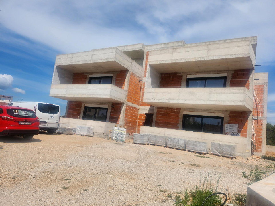 Prodaje se moderan stan s vrtom u Vodicama – novogradnja u mirnoj ulici blizu centra!