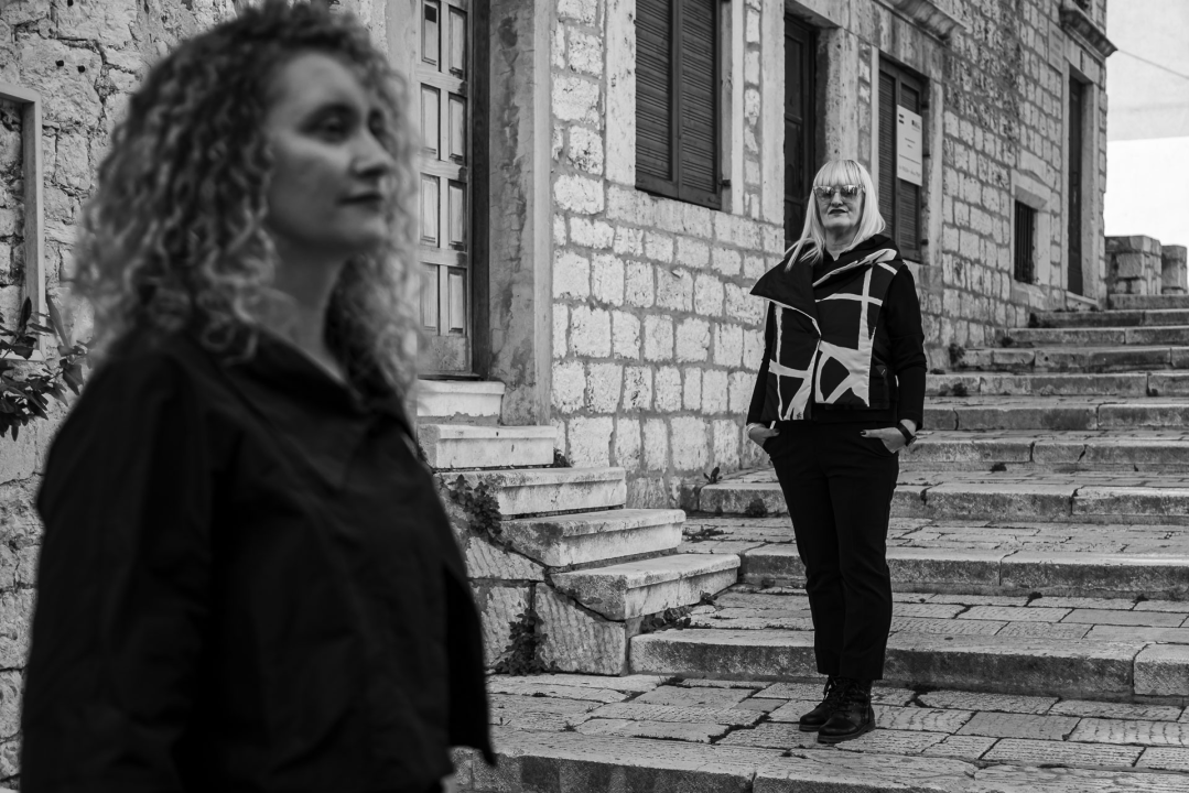 FOTO Modni raj u Šibeniku: Otkrijte ekskluzivne kolekcije hrvatskih dizajnera u Galeriji Juraj Dalmatinac!