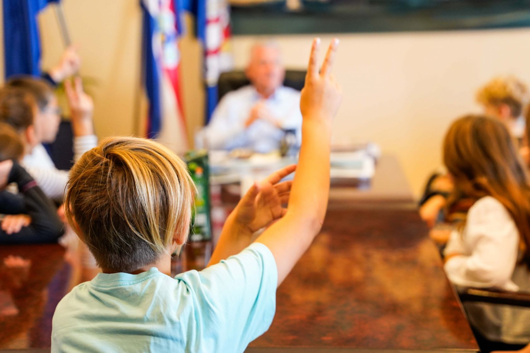 Četvrtaši učiteljice Ivane Guberina posjetili gradonačelnika Burića. Evo što su ga pitali