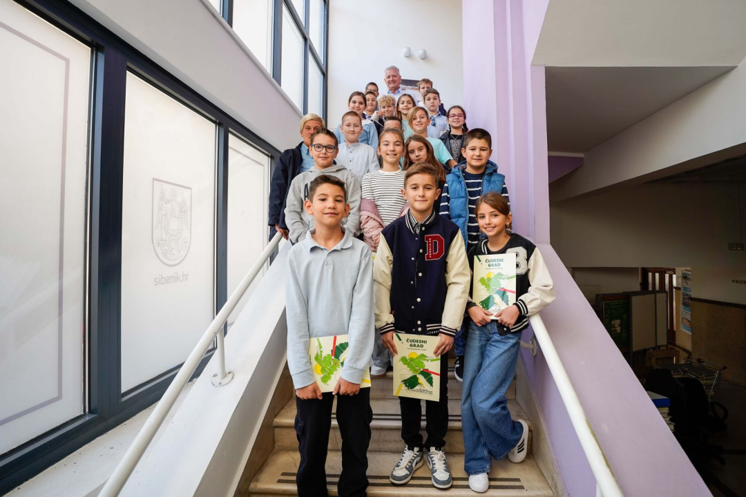 Četvrtaši učiteljice Ivane Guberina posjetili gradonačelnika Burića. Evo što su ga pitali