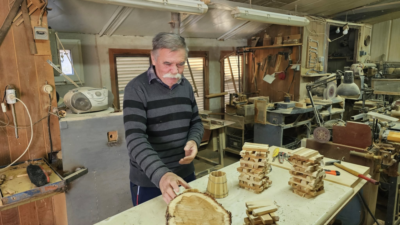 Ivan Tomić izrađuje susak.