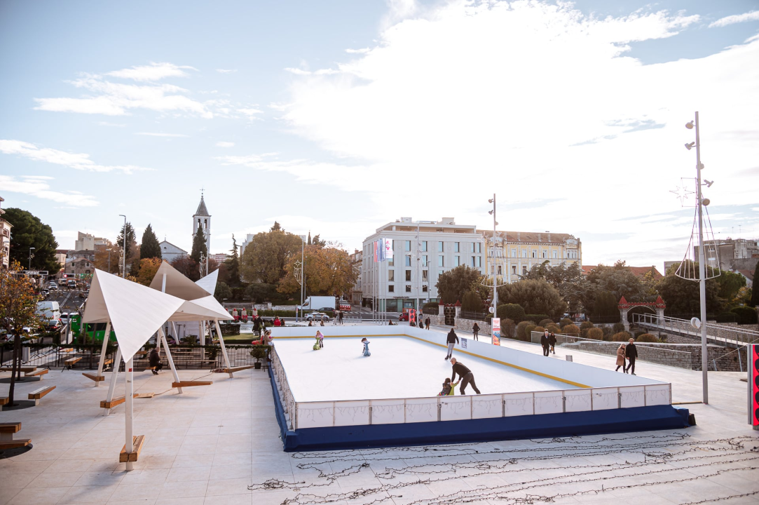 Šibenčani uživali na sunčanoj Poljani: Klizalište otvorilo svoja vrata, kućice i pozornica stigli u park
