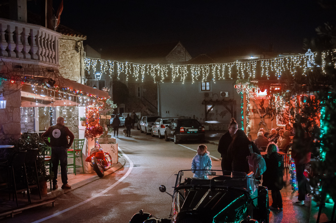 FOTO Doživite tribunjsku blagdansku čaroliju: Stray Cat donosi božićni ugođaj uz tople napitke i domaće delicije! 