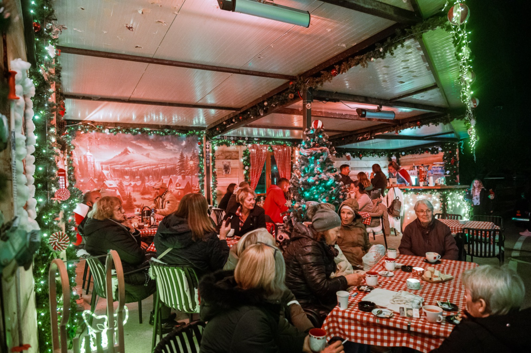 FOTO Doživite tribunjsku blagdansku čaroliju: Stray Cat donosi božićni ugođaj uz tople napitke i domaće delicije! 