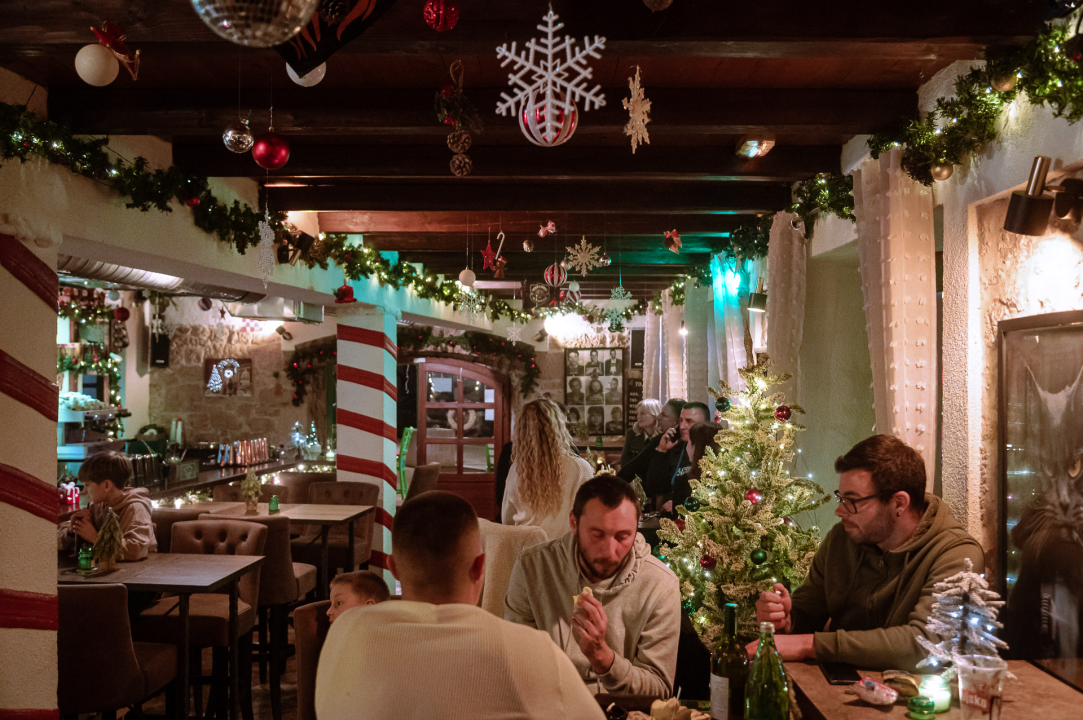 FOTO Doživite tribunjsku blagdansku čaroliju: Stray Cat donosi božićni ugođaj uz tople napitke i domaće delicije! 