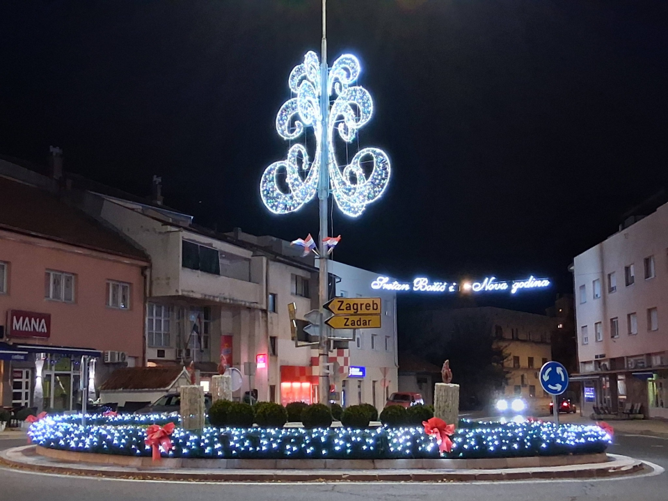Otvoren Kraljevski advent u Kninu: Peki oduševio publiku, najmlađi uživali na klizalištu