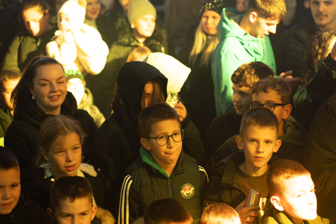 Otvoren Kraljevski advent u Kninu: Peki oduševio publiku, najmlađi uživali na klizalištu