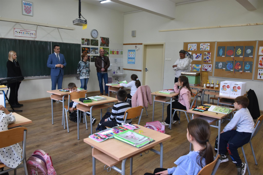 Župan posjetio prvašiće u Pirovcu i podijelio 'medne pakete'