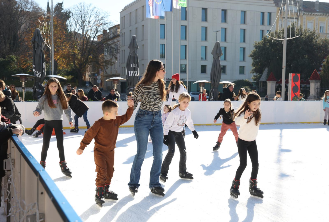 Ledena čarolija na Poljani: Šibenčani svih generacija uživaju u klizanju na Vitićevom moru