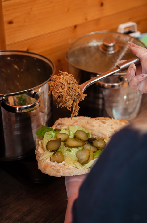 FOTO Novi šibenski street food: Broot Al’ No.1 donosi gotova jela, slasne sendviče i svjetski hit – spud bud krumpir! 