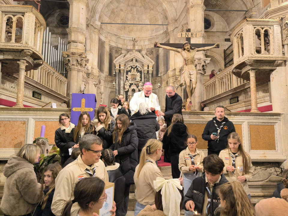 Betlehemsko svjetloobasjalo šibensku Katedralu: Skauti i dječji zborovi u srcu adventa