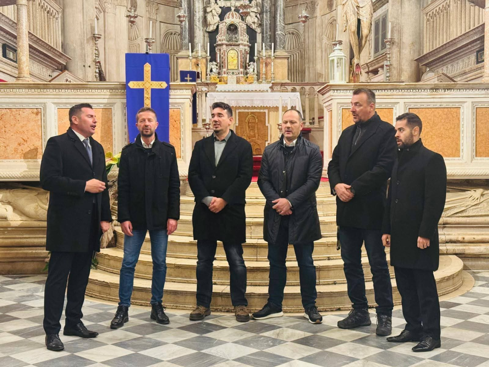 Stoljetni običaj živ i danas: U ponoć zazvonila šibenska zvona i najavila Božić