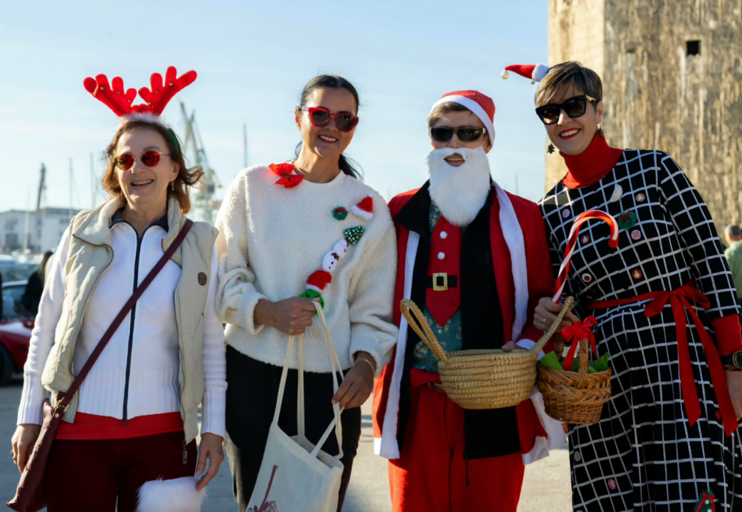Božićni susret oldtimera: Članovi auto-moto kluba Šibenik provozali se do Trogira