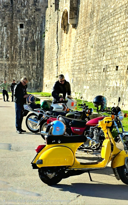 Božićni susret oldtimera: Članovi auto-moto kluba Šibenik provozali se do Trogira