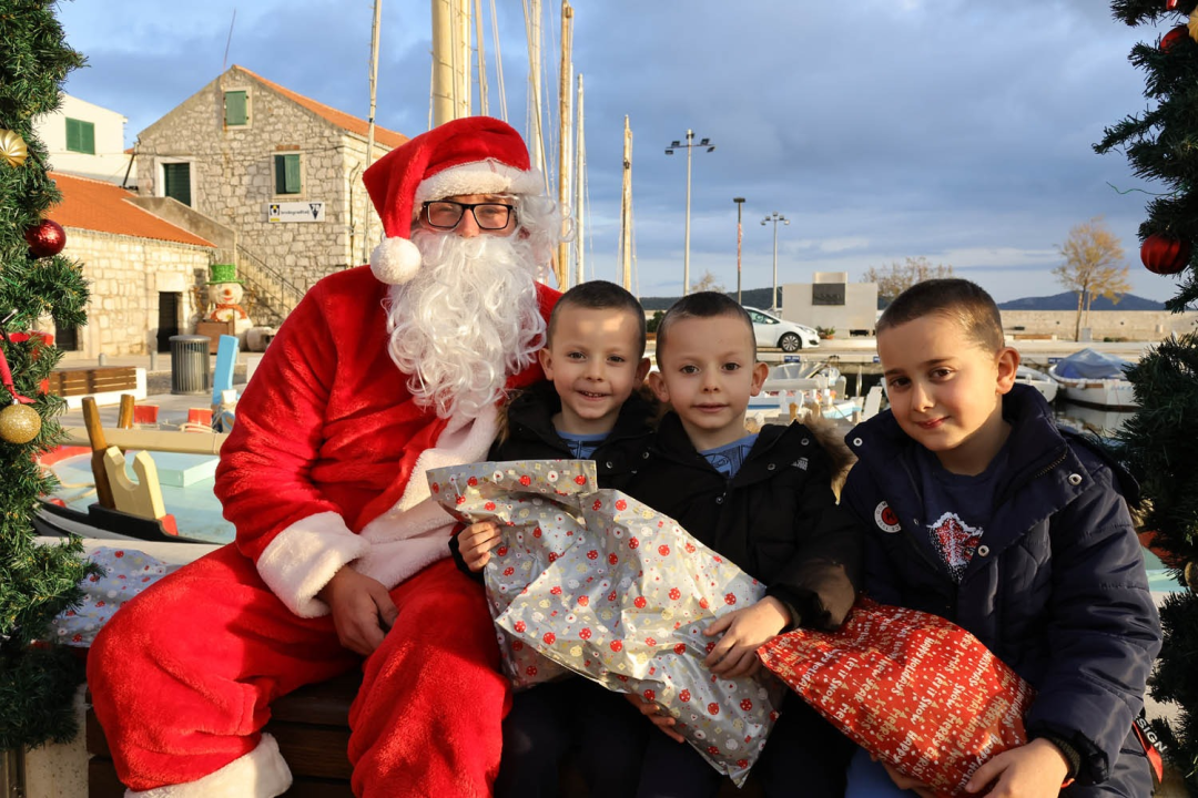 Djed Božićnjak razveselio djecu u Tisnom, Jezerima i Betini, a u Dubravi kod Tisnog Grinch pokušao 'pomutiti planove'