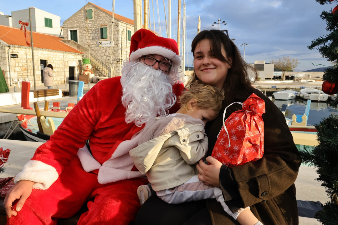 Djed Božićnjak razveselio djecu u Tisnom, Jezerima i Betini, a u Dubravi kod Tisnog Grinch pokušao 'pomutiti planove'