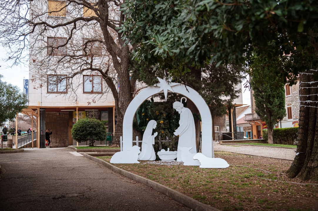 Ispred Gospe vanka Grada postavljene tradicionalne jaslice bračnog para Čelar
