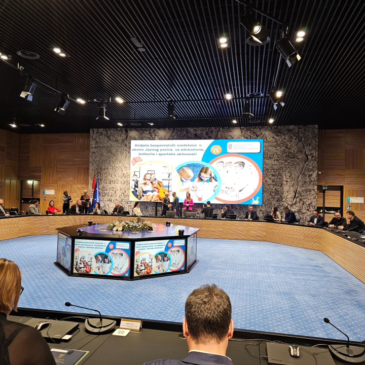 Gradonačelnik Drniša u Zagrebu potpisao ugovor za projekt 'Zaplivaj kroz znanje i kulturu'