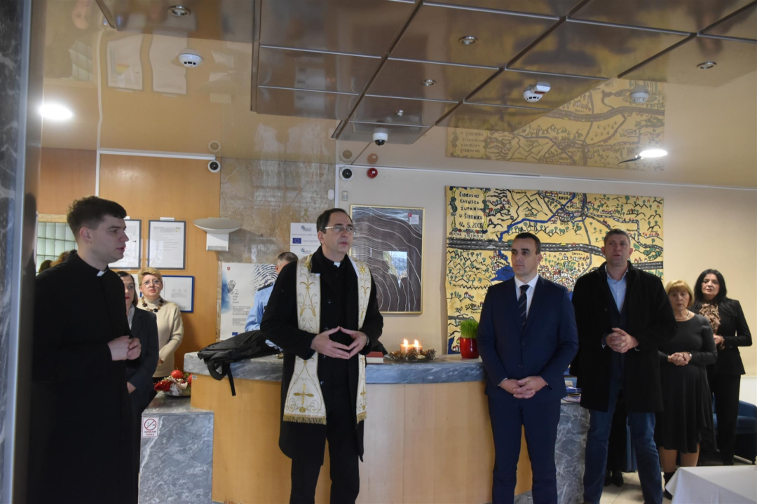 Katedralni župnik don Krešimir Mateša blagoslovio zaposlenike Županije