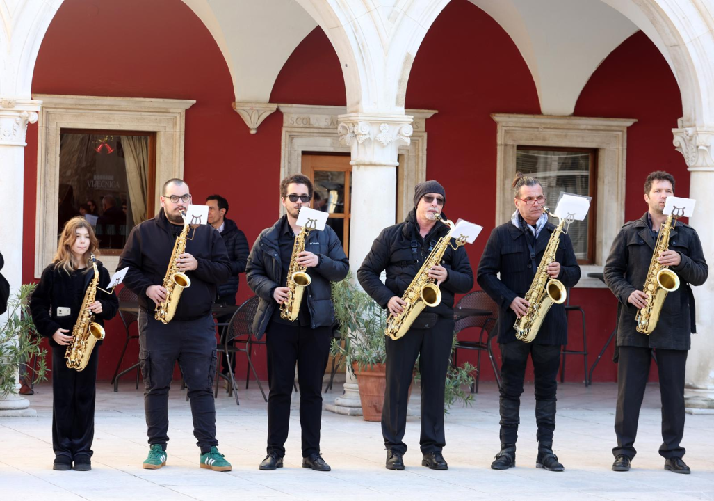Šibenska narodna glazba odsvirala Božićni koncert ispred Katedrale