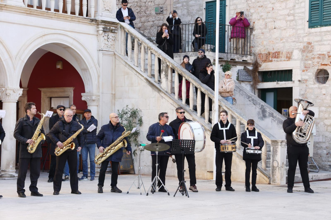 Šibenska narodna glazba odsvirala Božićni koncert ispred Katedrale