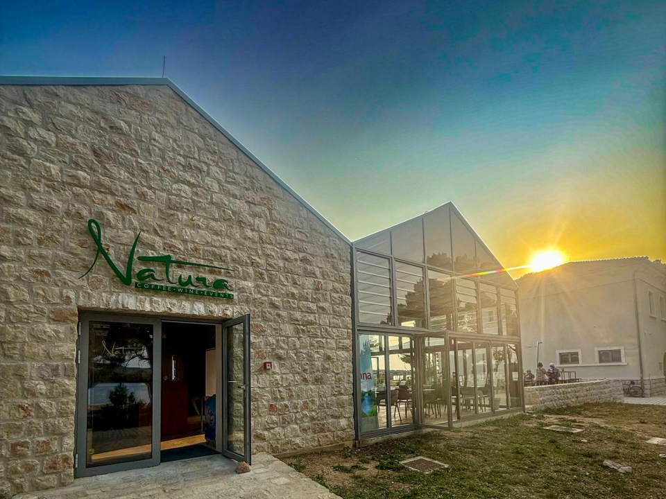 FOTO Dočekajte 2026. u Naturi uz vrhunske zalogaje, pjenušac i hitove koji vas neće pustiti s plesnog podija!