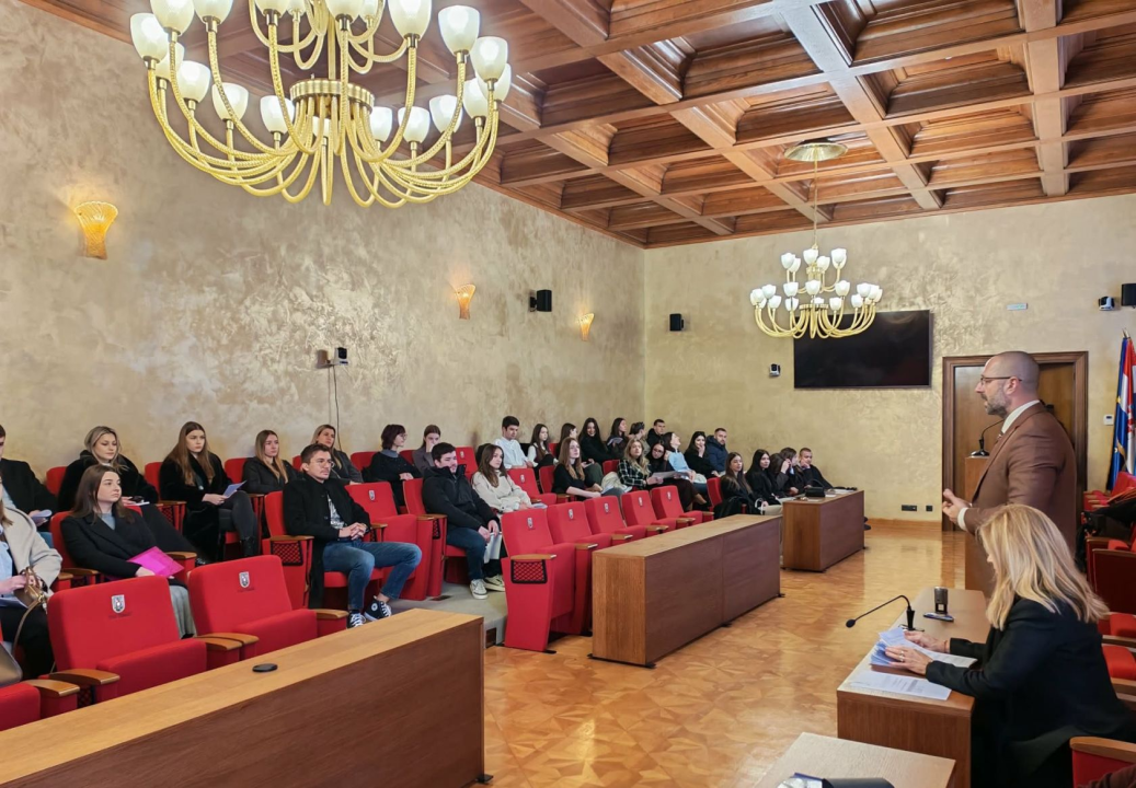 Grad Šibenik podijelio 50 stipendija: Studenti i Danijel Mileta potpisali ugovore u Gradskoj vijećnici