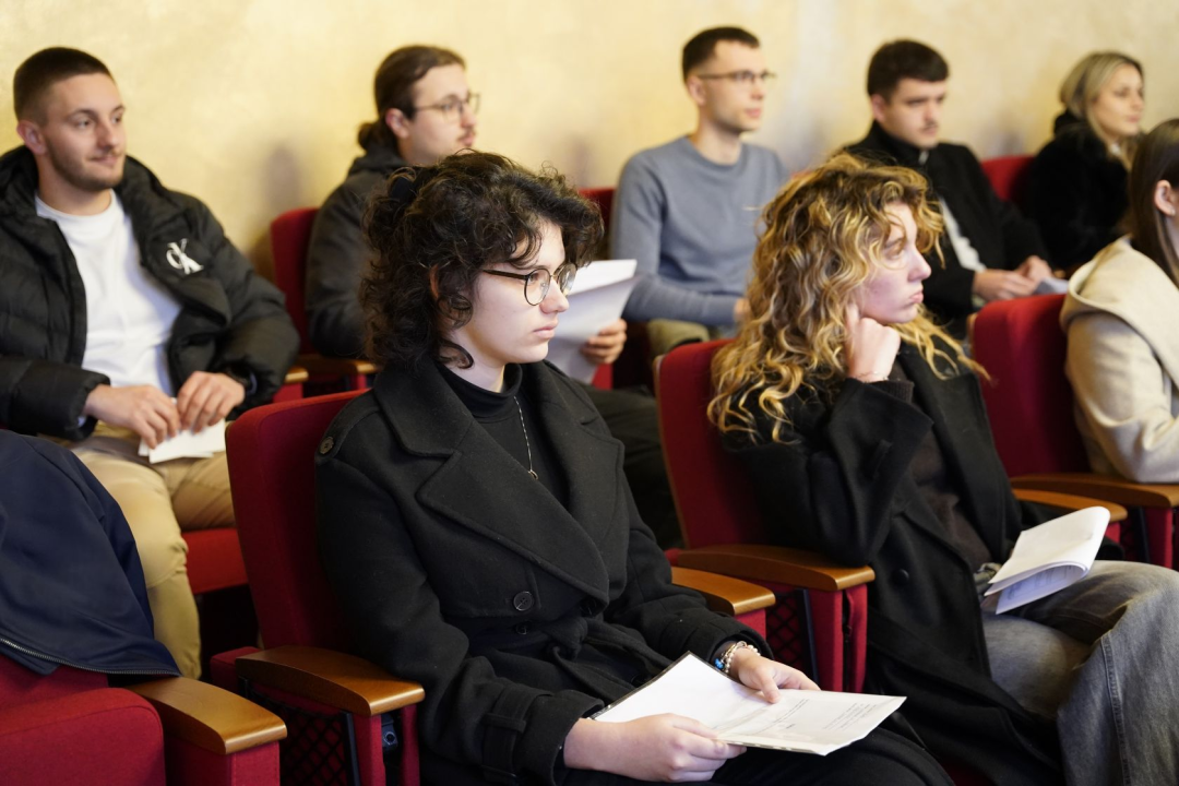 Grad Šibenik podijelio 50 stipendija: Studenti i Danijel Mileta potpisali ugovore u Gradskoj vijećnici