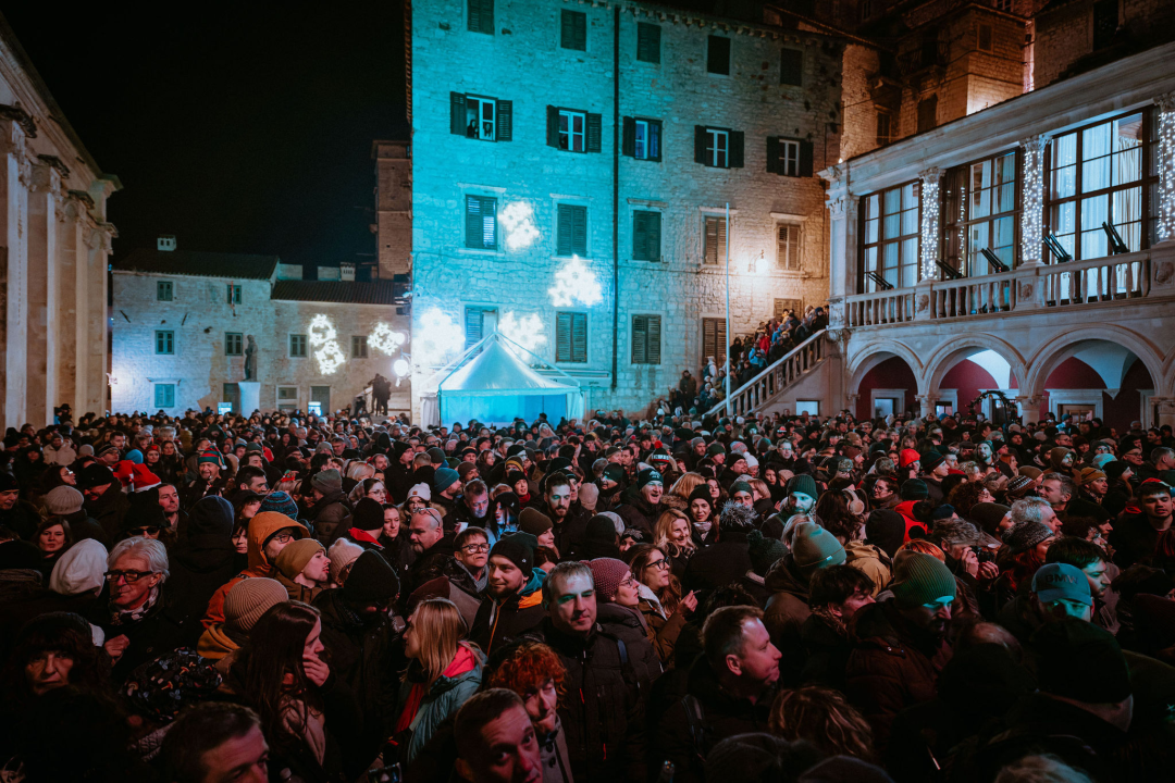 FOTO Šibenčani i gosti guštali u najluđoj noći na nekoliko lokacija, nije ih omela ni hladnoća
