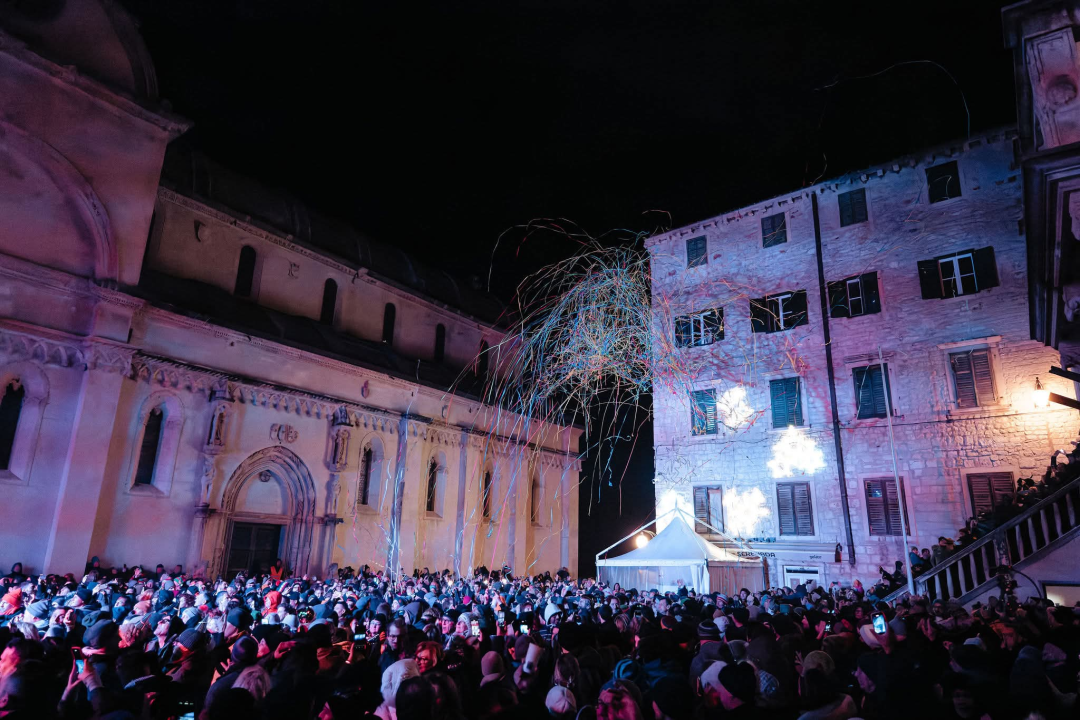 FOTO Šibenčani i gosti guštali u najluđoj noći na nekoliko lokacija, nije ih omela ni hladnoća