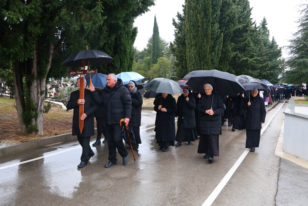 Don Ivan Rojko pokopan u svećeničku grobnicu na Gradskom groblju Kvanj