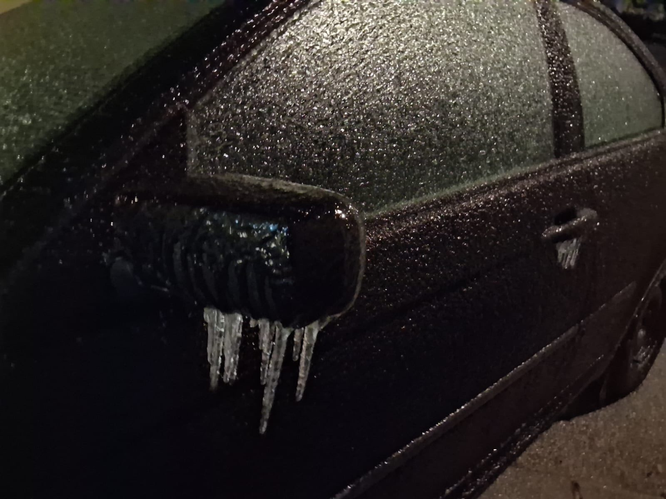 Velika poledica u Kninu: Grane pucaju pod težinom leda, vrijeme je jako opasno