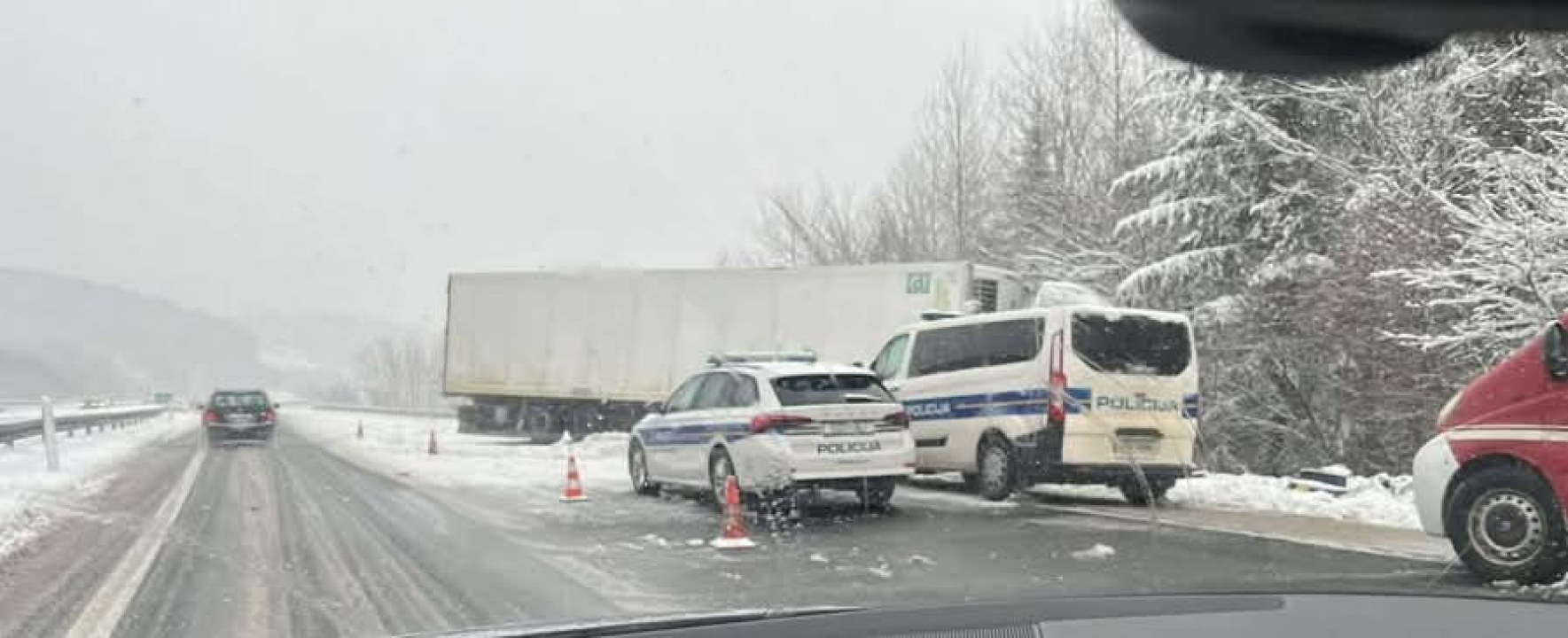 Prometni kolaps: Na A1 ljudi izlaze iz vozila usred snježne mećave, kolone i upozorenja