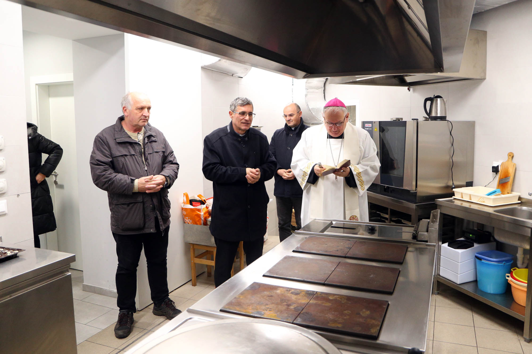 Biskup Tomislav Rogić predvodio obred blagoslova u šibenskom Caritasu