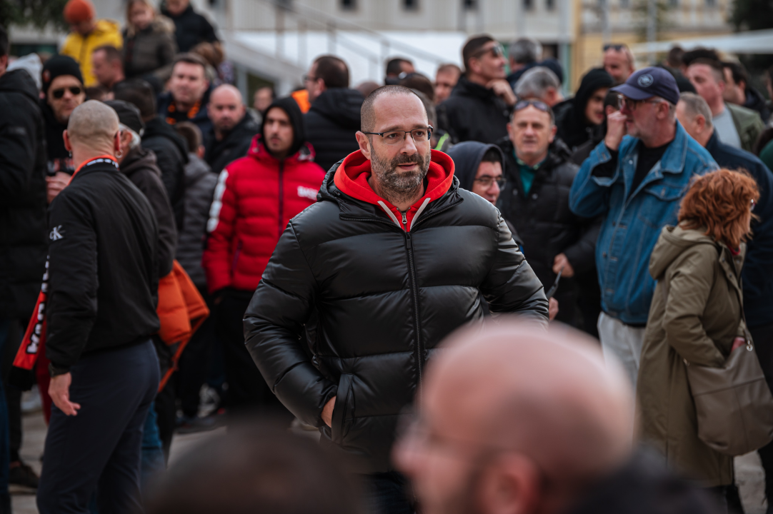FOTO Funcuti ispred Grada odbili prihvatiti gašenje Šibenika: 'Šta će nam rotori kad nam odu dica?'