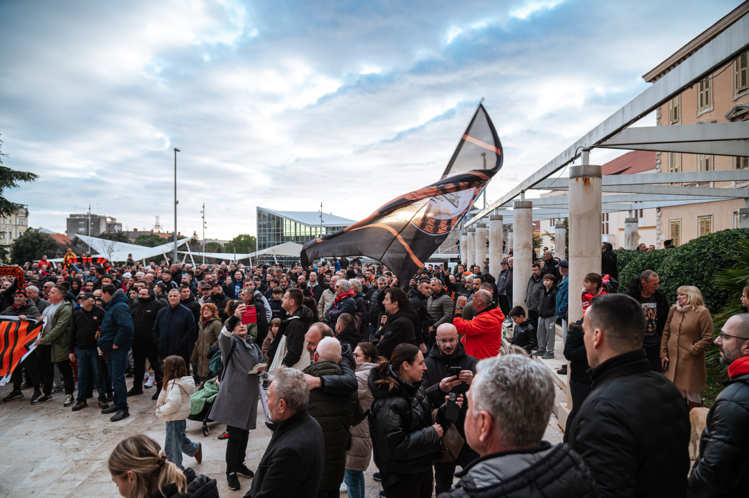 FOTO Funcuti ispred Grada odbili prihvatiti gašenje Šibenika: 'Šta će nam rotori kad nam odu dica?'