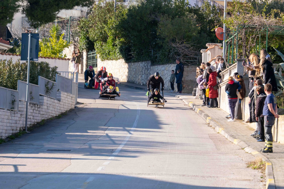 Vodička pokladna tradicija: 3 velika praščića pobjednici trke karića na balinjere