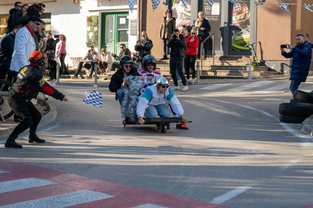 Vodička pokladna tradicija: 3 velika praščića pobjednici trke karića na balinjere